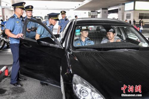 Data Map: On May 16, 2018, law enforcement officers of the Guangzhou Municipal Commission of Communications inspected the qualifications related to online car rental in guangzhou east railway station. China News Service reporter Chen Yushe